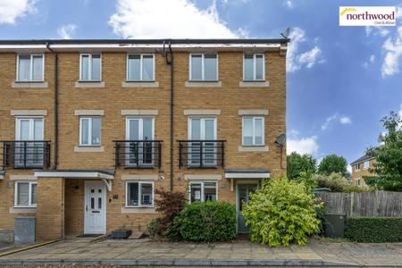 4 bedroom House for sale in Wander Wharf, Kings Langley, WD4