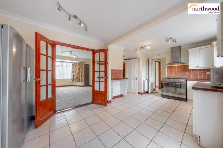 5 bedroom Semi-detached house for sale in Garston Lane, Watford, WD25