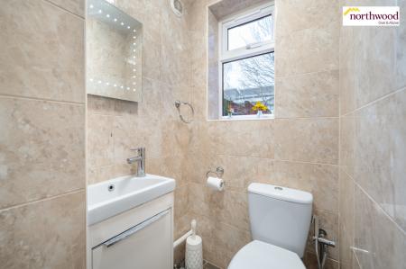 4 bedroom End of terrace house for sale in Cassiobridge Road, Watford, WD18
