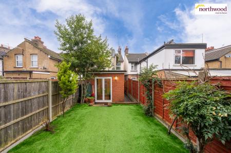 4 bedroom End of terrace house for sale in Cassiobridge Road, Watford, WD18