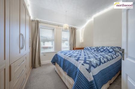 4 bedroom End of terrace house for sale in Cassiobridge Road, Watford, WD18