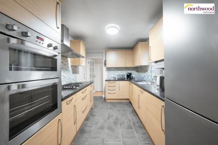 4 bedroom End of terrace house for sale in Cassiobridge Road, Watford, WD18