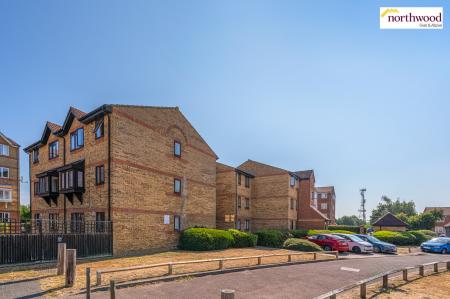 2 bedroom Flat for sale in Pioneer Way, Watford, WD18