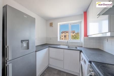 2 bedroom Flat for sale in Pioneer Way, Watford, WD18