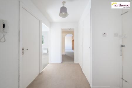 2 bedroom Flat for sale in Pioneer Way, Watford, WD18