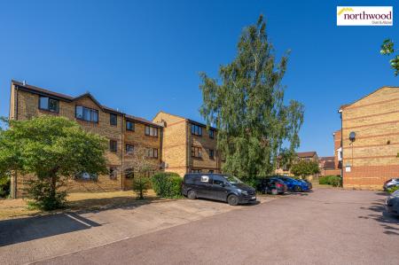 2 bedroom Flat for sale in Pioneer Way, Watford, WD18