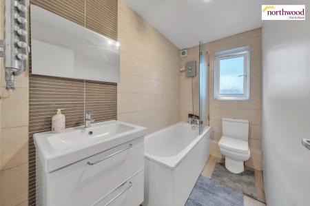 2 bedroom Flat for sale in Pioneer Way, Watford, WD18