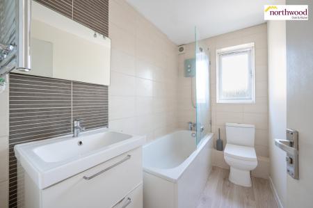 2 bedroom Flat for sale in Pioneer Way, Watford, WD18