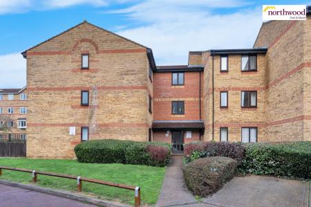 2 bedroom Flat for sale in Pioneer Way, Watford, WD18