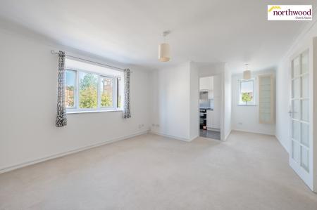 2 bedroom Flat for sale in Pioneer Way, Watford, WD18