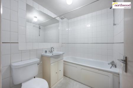 1 bedroom Flat for sale in Church Lane, Kings Langley, WD4