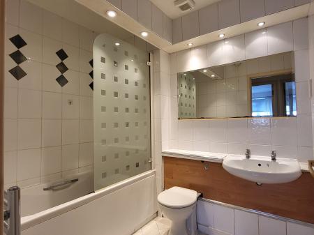 2 bedroom Flat to let in Exeter Close, Watford, WD24