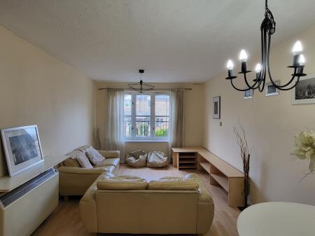 2 bedroom Flat to let in Exeter Close, Watford, WD24
