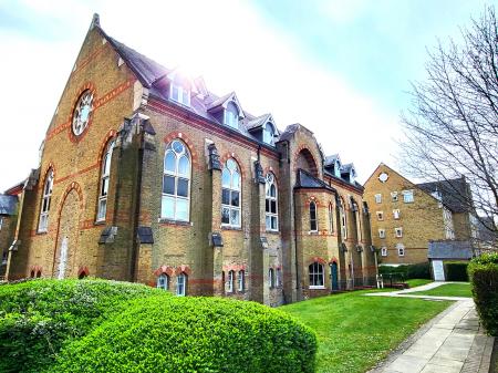 2 bedroom Flat to let in Exeter Close, Watford, WD24