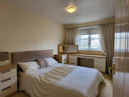 2 bedroom Flat to let in Exeter Close, Watford, WD24