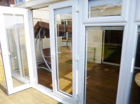 3 bedroom Terraced House to let in Meadow Road, Bushey, WD23