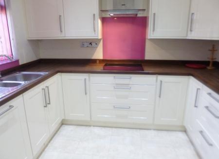 3 bedroom Terraced House to let in Meadow Road, Bushey, WD23