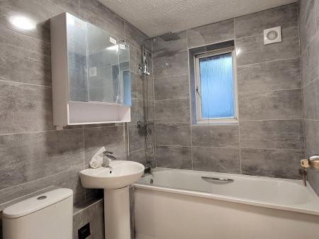 2 bedroom Flat to let in Courtlands Close, Watford, WD24