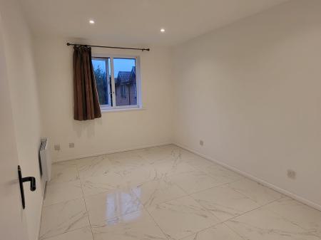 2 bedroom Flat to let in Courtlands Close, Watford, WD24