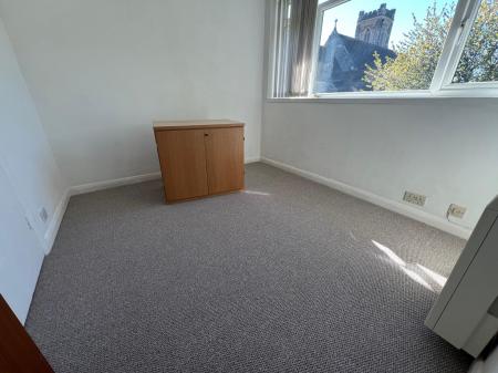 2 bedroom Flat to let in St Peters Close, Bushey Heath, Bushey, WD23