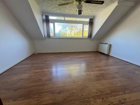 2 bedroom Flat to let in St Peters Close, Bushey Heath, Bushey, WD23