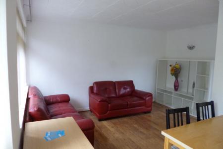 2 bedroom Flat to let in St Peters Close, Bushey Heath, Bushey, WD23