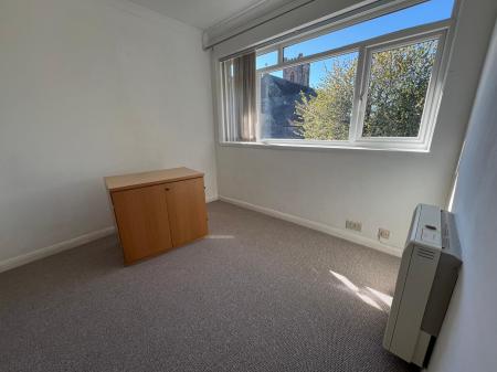 2 bedroom Flat to let in St Peters Close, Bushey Heath, Bushey, WD23