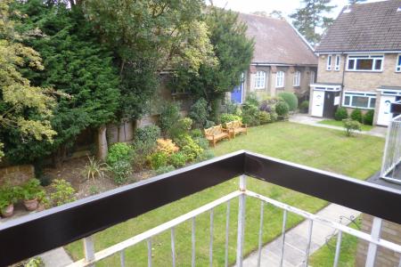 2 bedroom Flat to let in St Peters Close, Bushey Heath, Bushey, WD23