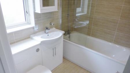 4 bedroom Detached house to let in Bendysh Road, Bushey, WD23