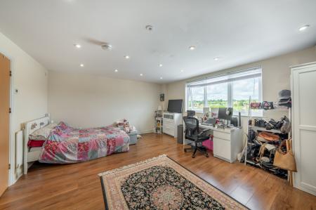 3 bedroom Penthouse for sale in Ovaltine Drive, Kings Langley, WD4