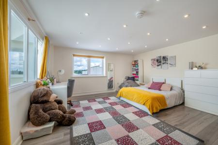 3 bedroom Penthouse for sale in Ovaltine Drive, Kings Langley, WD4