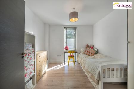 2 bedroom Flat for sale in Leavesden Lodge Leavesden Road, Watford, WD24
