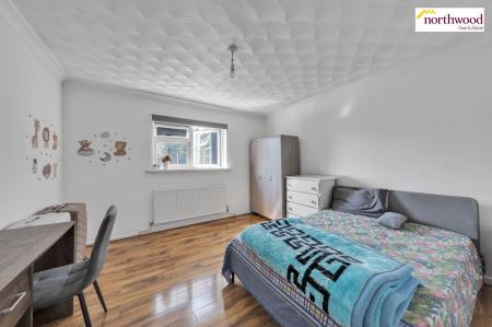 5 bedroom Semi-detached house for sale in The Harebreaks, Watford, WD24