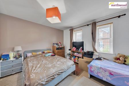 2 bedroom Flat for sale in Chadwell Health, Romford, RM6