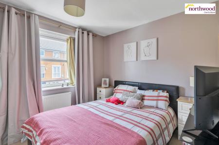 2 bedroom Flat for sale in Chadwell Health, Romford, RM6