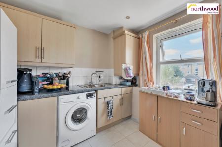 2 bedroom Flat for sale in Chadwell Health, Romford, RM6