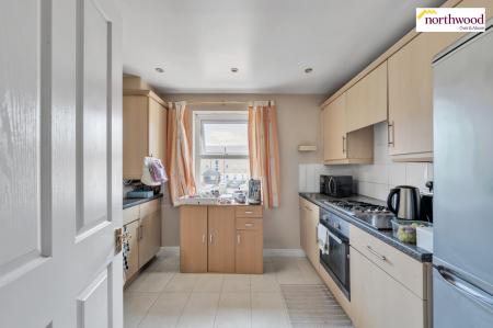 2 bedroom Flat for sale in Chadwell Health, Romford, RM6