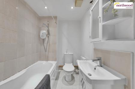 2 bedroom Flat for sale in Chadwell Health, Romford, RM6