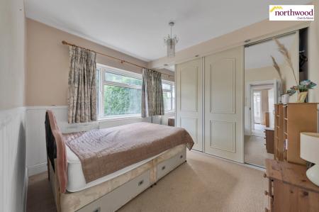 2 bedroom Maisonette for sale in Fairfield Drive, Watford, WD17