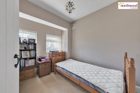 2 bedroom Maisonette for sale in Fairfield Drive, Watford, WD17