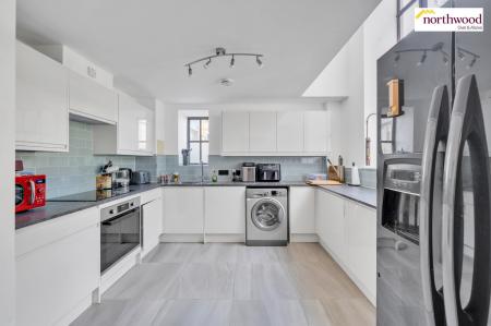 3 bedroom Duplex for sale in Overtine Drive, Kings Langley, WD4