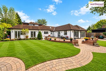 4 bedroom Detached bungalow for sale in Abbots Road, Abbots Langley, WD5