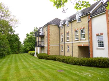 2 bedroom Flat to let in Bushey Heath, Bushey, WD23
