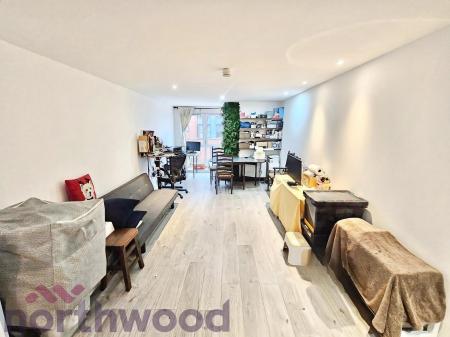2 bedroom Flat to let in Central Way, Warrington, WA2