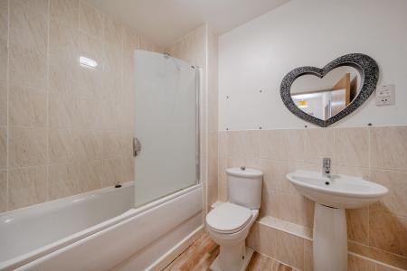 2 bedroom Flat to let in Holywell Drive, Warrington, WA1
