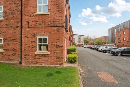 2 bedroom Flat to let in Holywell Drive, Warrington, WA1