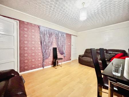 2 bedroom Flat for sale in West Farm Avenue, Longbenton, Newcastle upon Tyne, NE12