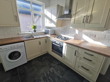 2 bedroom Flat to let in Ferndene Grove, High Heaton, Newcastle upon Tyne, NE7