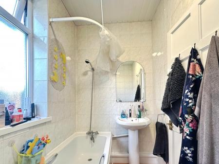 2 bedroom Flat for sale in Benfield Road, Heaton, Newcastle upon Tyne, NE6