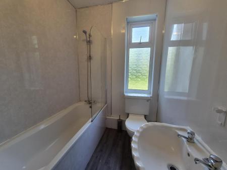 2 bedroom Flat to let in Ferndene Grove, High Heaton, Newcastle upon Tyne, NE7